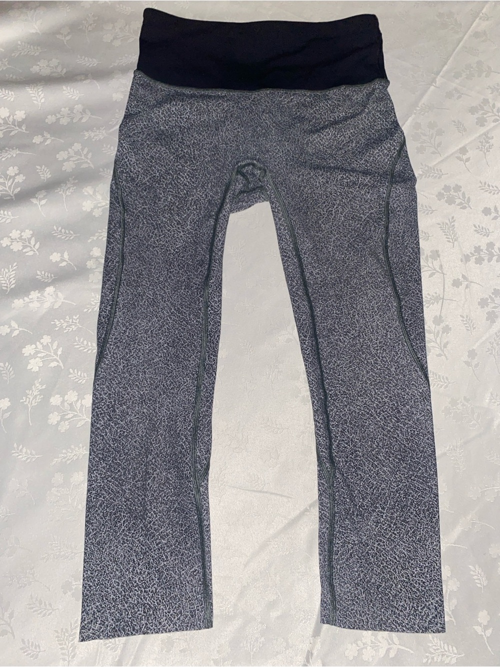 Lululemon Gray/Black Crop Leggings Size 6
